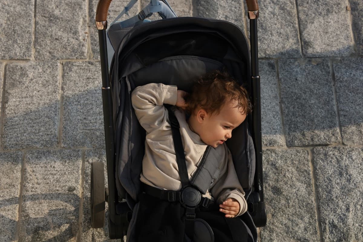 Moeder met kinderwagen in stadspark