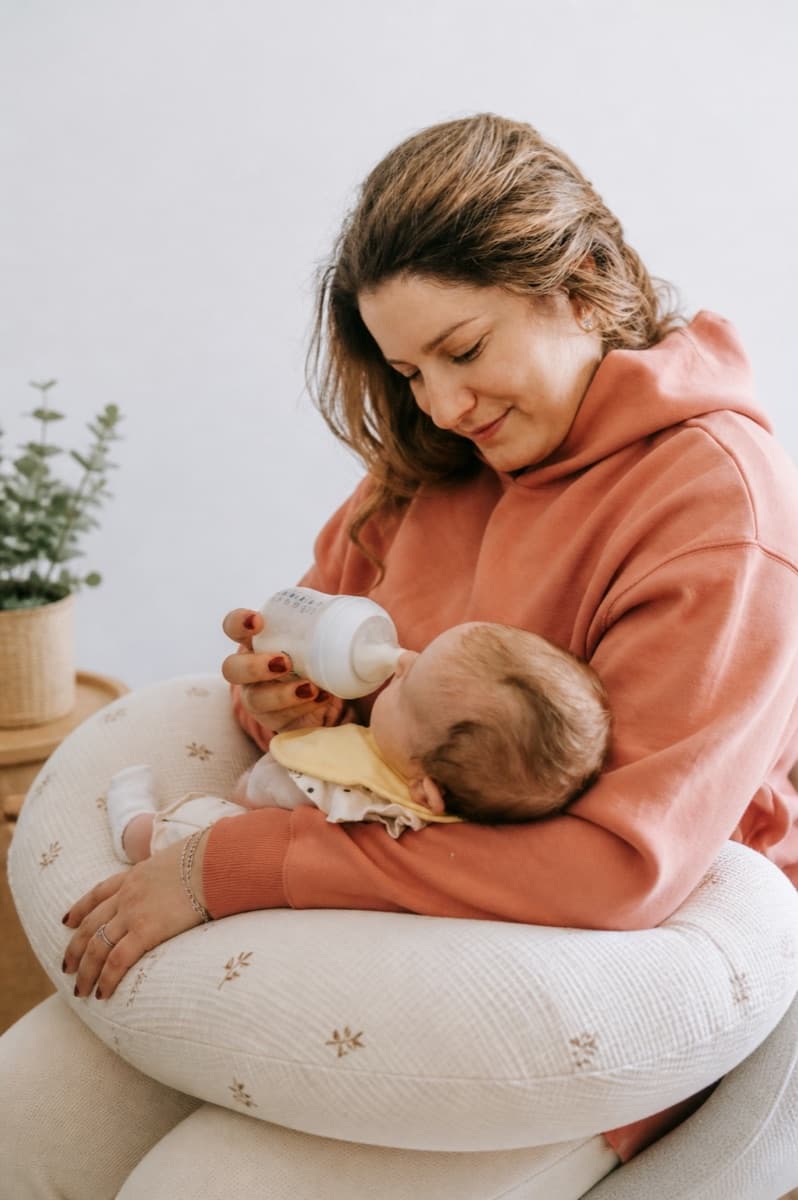 Voedingskussen na borstvoeding: tummy time en leren zitten