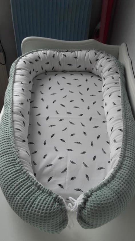 Babynestje - oud groen - wit met zwarte veertjes